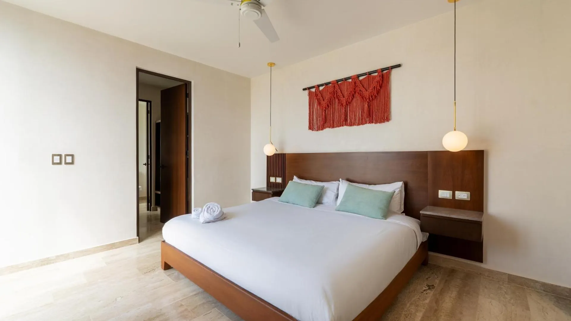 Διαμέρισμα Sleek Penthouse Escape With Rooftop Pool