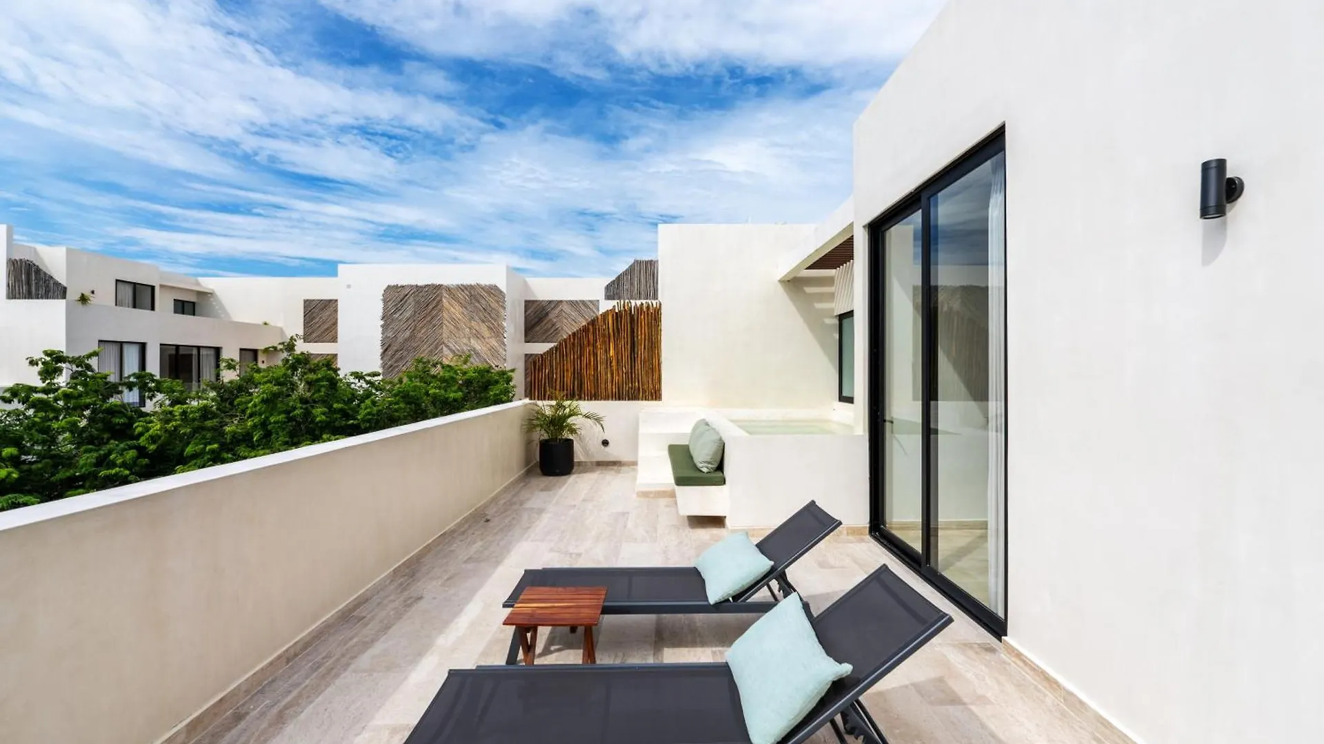 Sleek Penthouse Escape With Rooftop Pool 0*, Τουλούμ