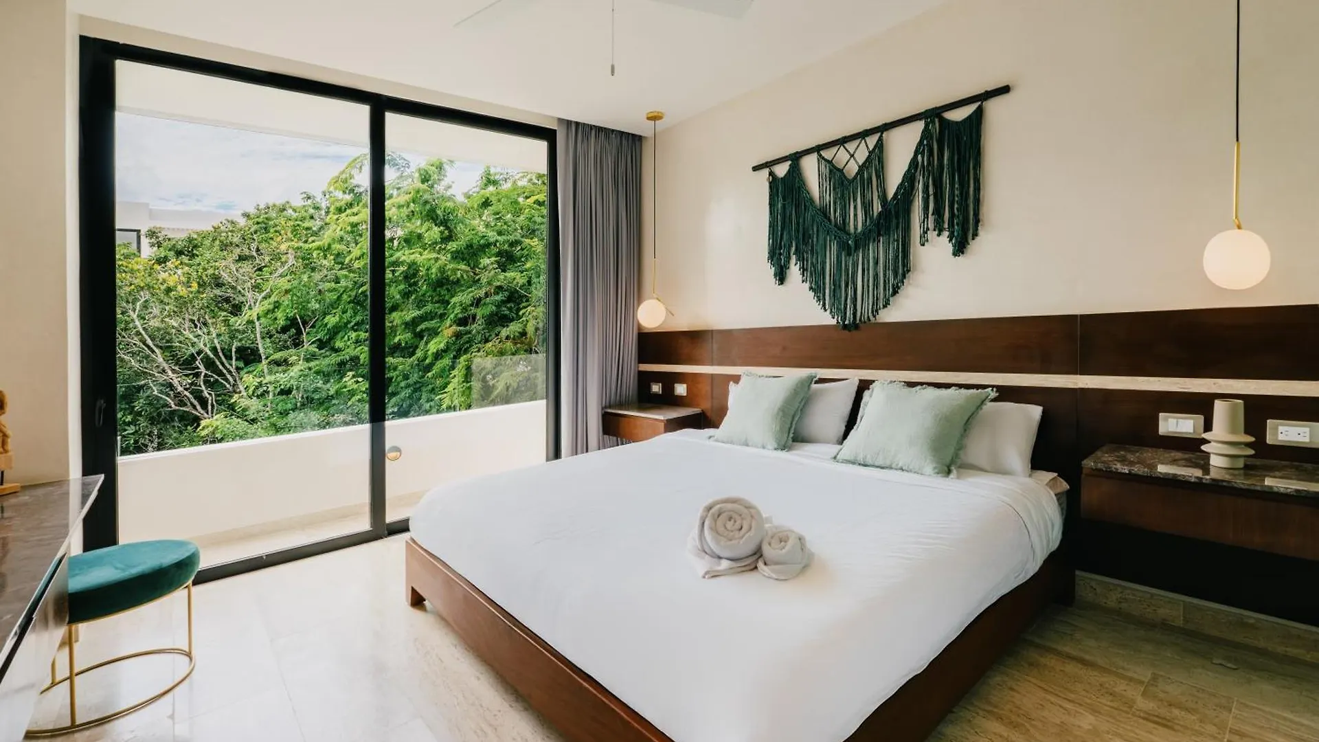 Sleek Penthouse Escape With Rooftop Pool Διαμέρισμα
