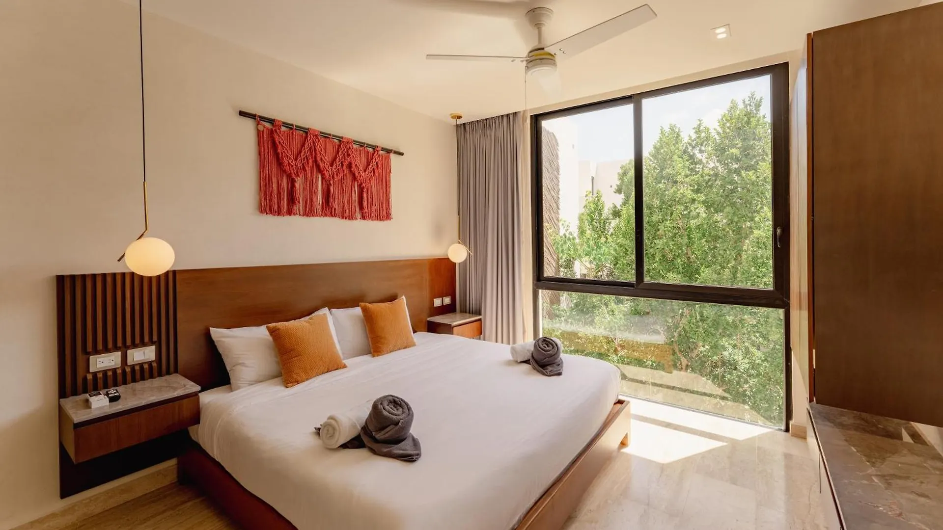 Διαμέρισμα Sleek Penthouse Escape With Rooftop Pool