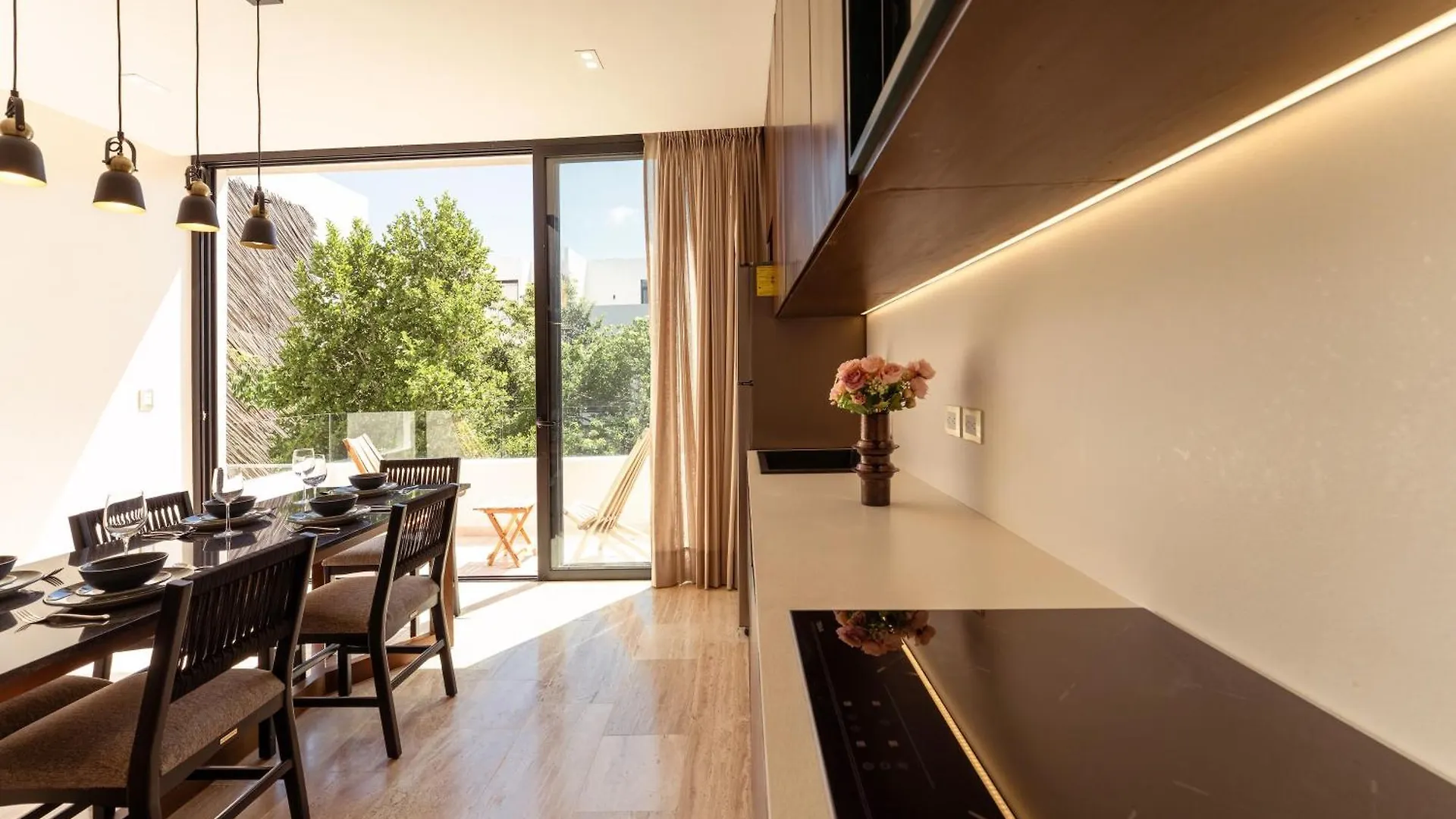 Sleek Penthouse Escape With Rooftop Pool Μεξικό