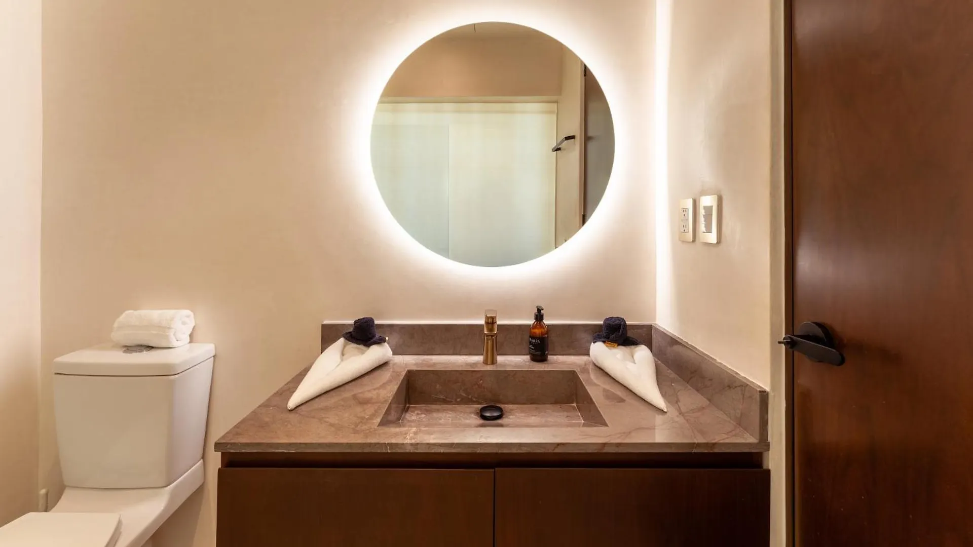 Sleek Penthouse Escape With Rooftop Pool Διαμέρισμα Τουλούμ