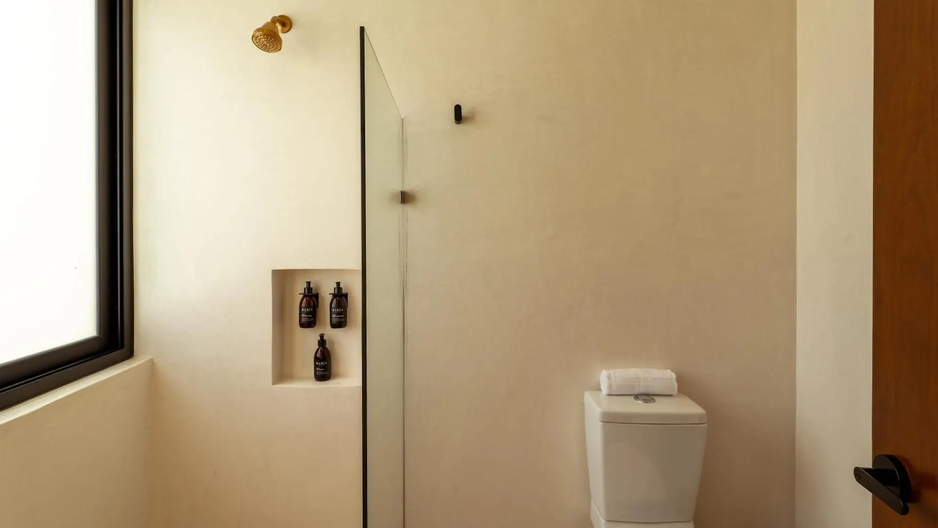 Sleek Penthouse Escape With Rooftop Pool 0*, Τουλούμ