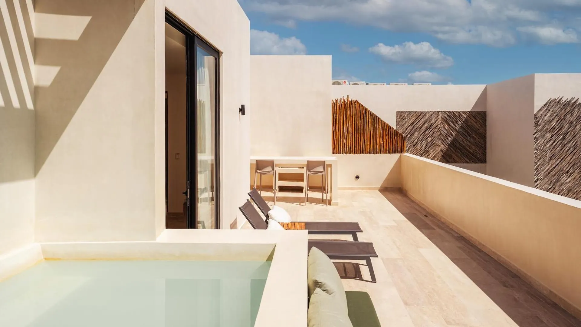 Sleek Penthouse Escape With Rooftop Pool Μεξικό