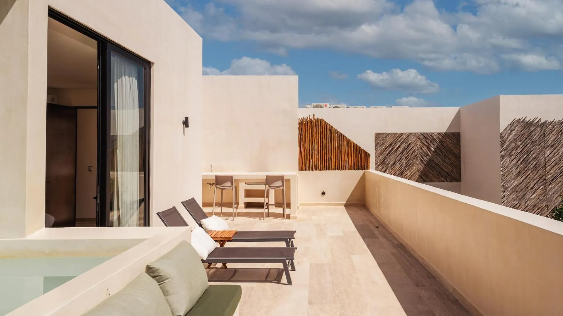 Sleek Penthouse Escape With Rooftop Pool 0*, Τουλούμ
